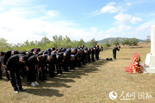 图为王亚军大使一行在朝鲜江原道平康郡上甲里中国人民志愿军烈士陵园合葬墓区举行祭扫活动。 人民网记者 刘融摄